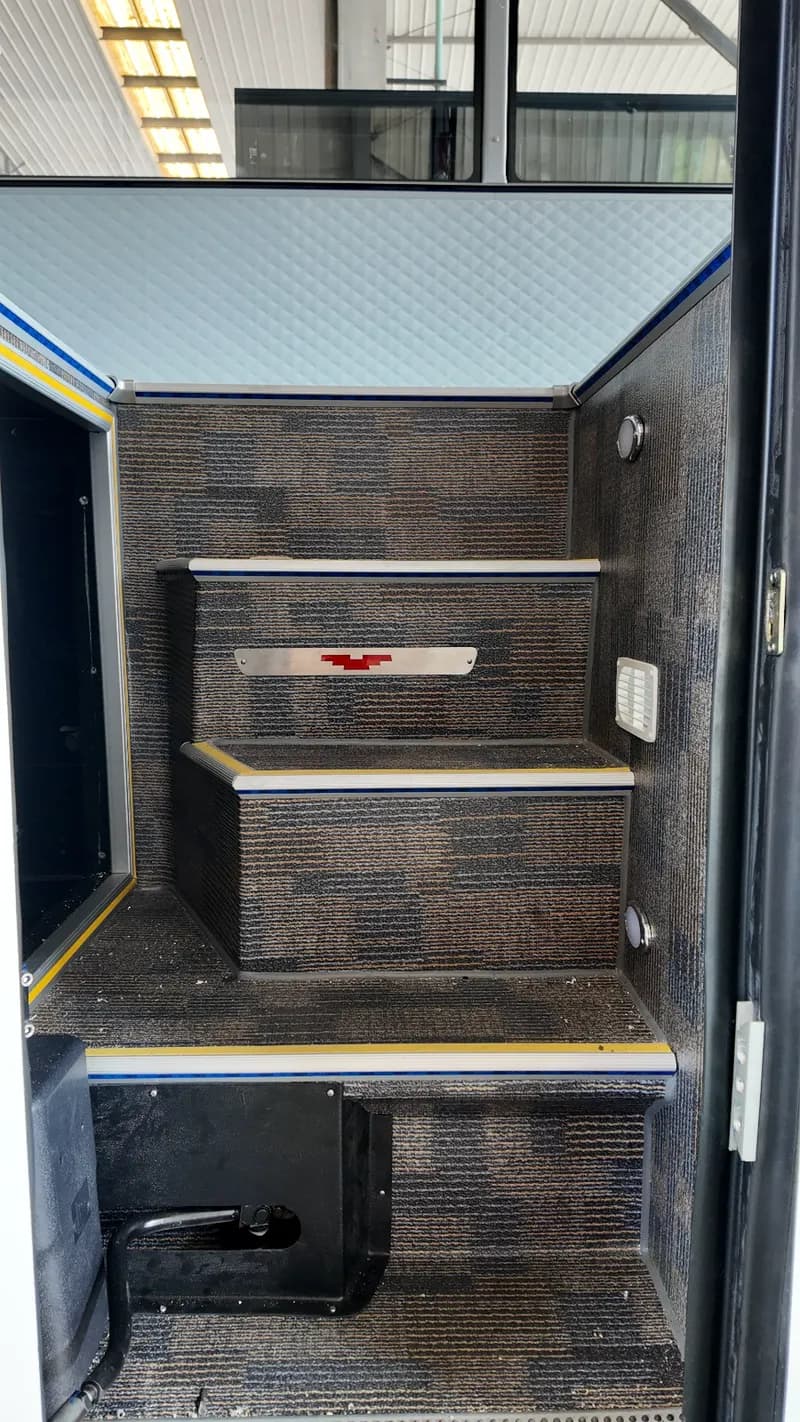 Passenger cabin — black_red, 2+1 layout